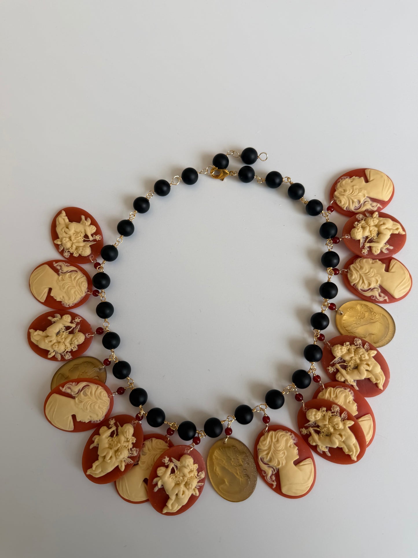 COLLANA CIONDOLI CAMMEO IN RESINA