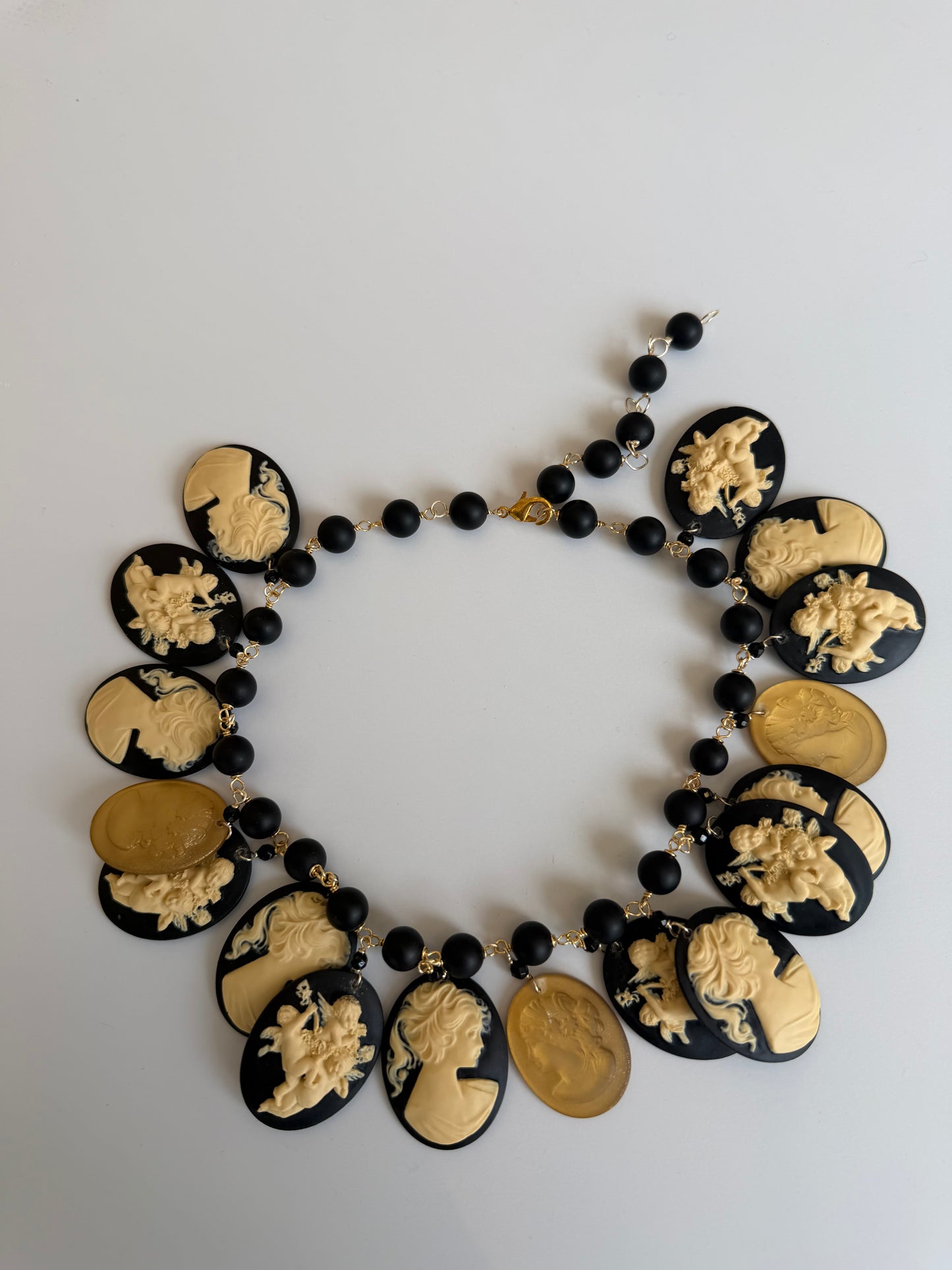 COLLANA CIONDOLI CAMMEO IN RESINA