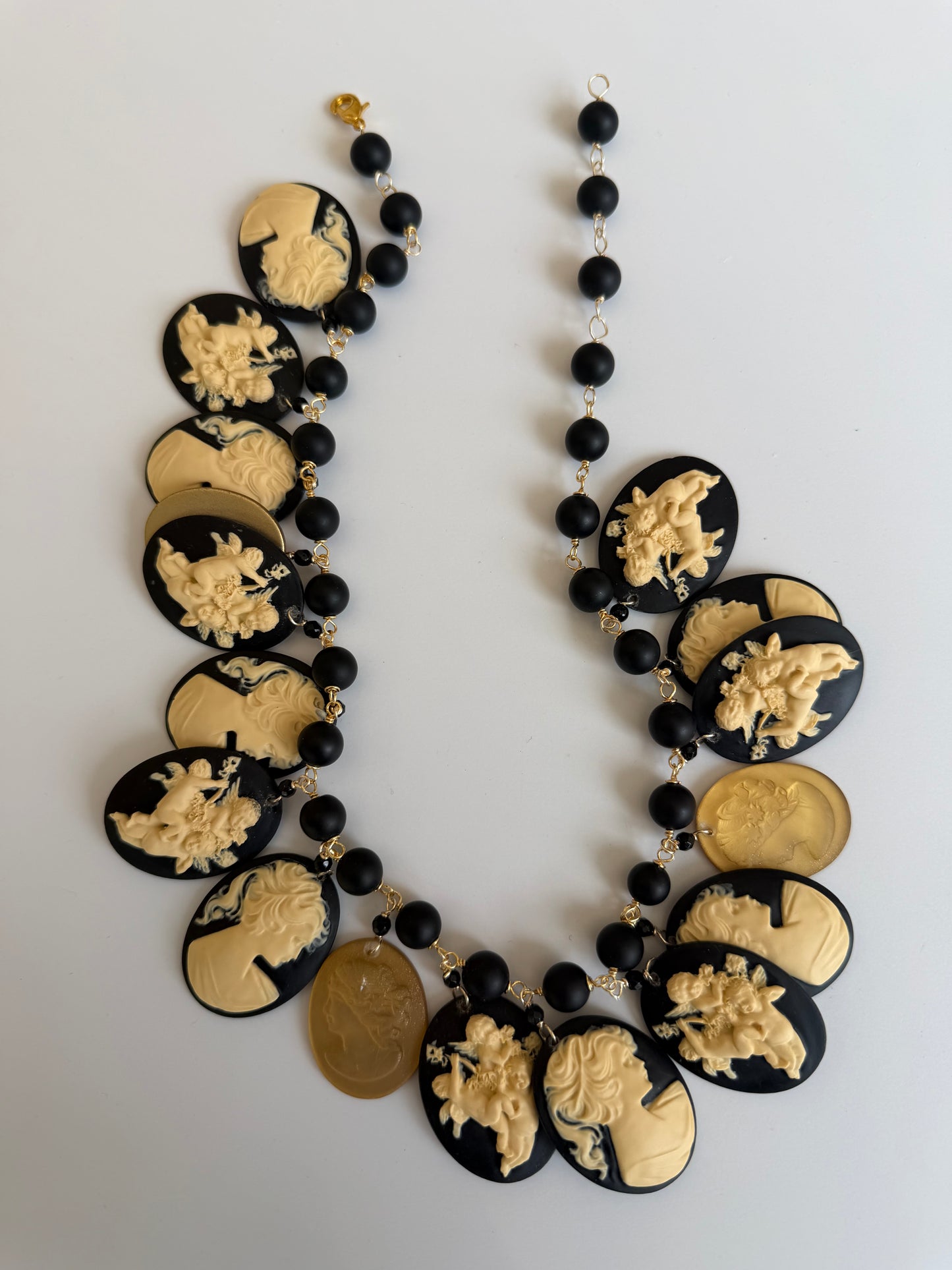COLLANA CIONDOLI CAMMEO IN RESINA